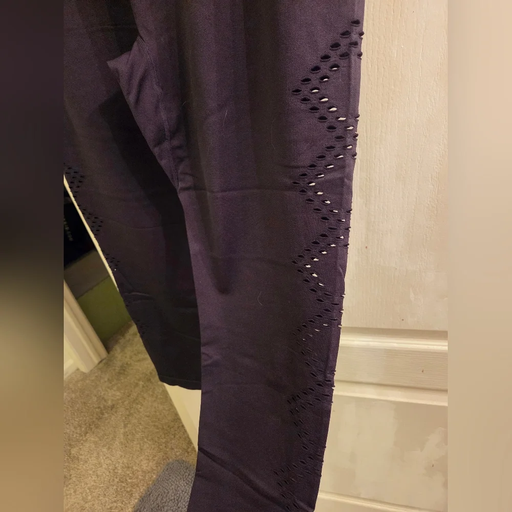 Lane Bryant LIVI Ultra High-Rise LIVI Soft 7/8 Legging with cut-out design - Picture 2 of 5
